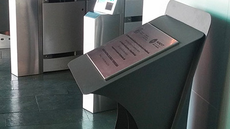 vinilos y rotulación 8 placa hierro acero muncyt detalle